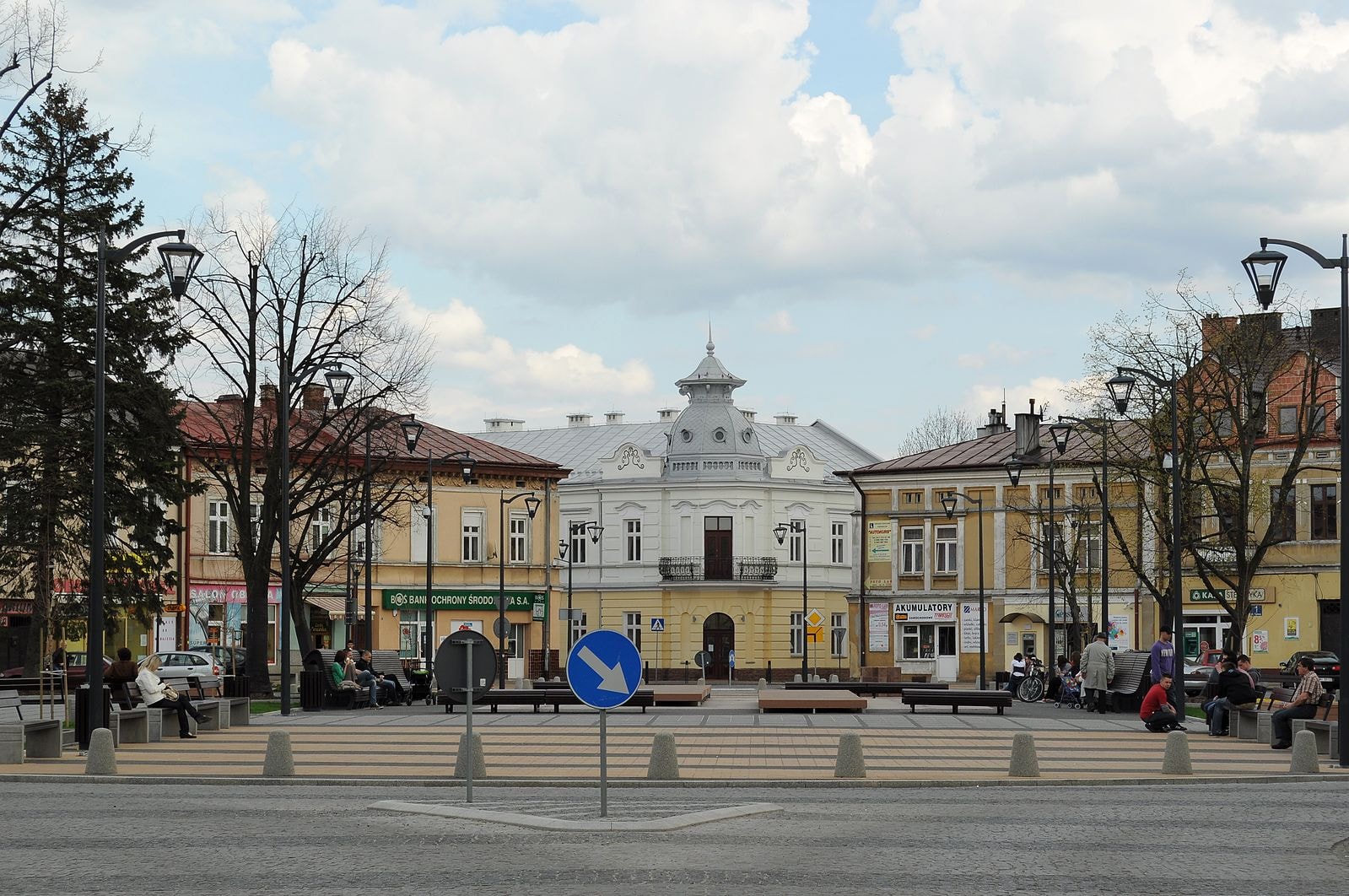 Mielec, miasto położone na południu Polski - widok na rynek. Źródło: https://commons.wikimedia.org/wiki/File:PL_-_Mielec_-_rynek_-_2012-04-22--142555--002.JPG 