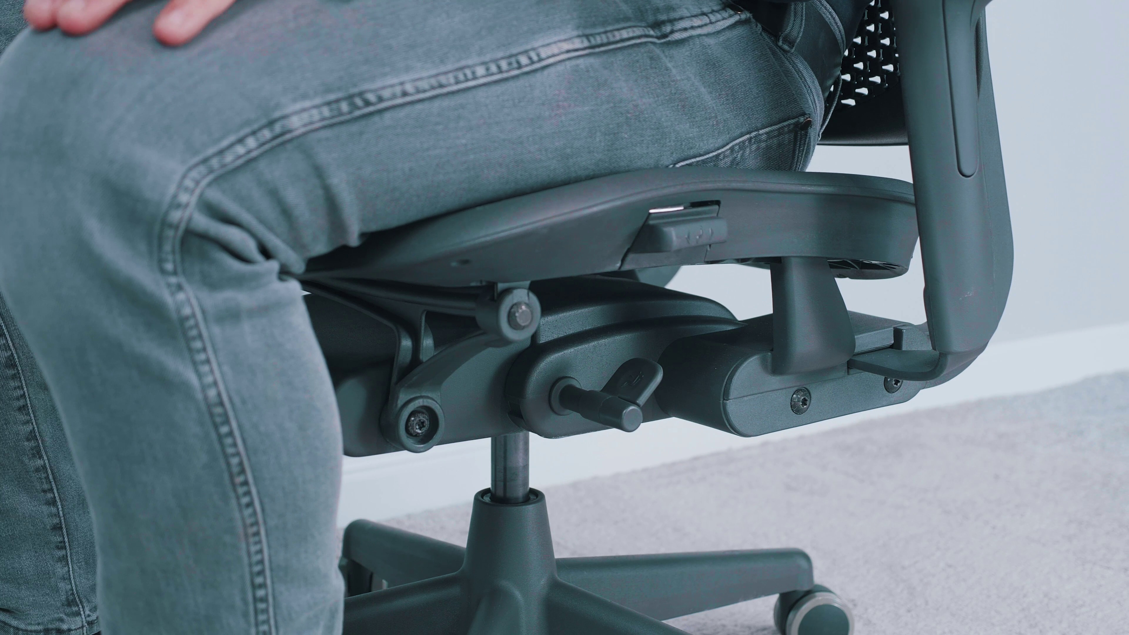 Herman Miller Celle – trwałość i ergonomia w praktyce pracy biurowej 4 Trwałe i przemyślane dźwignie i przyciski regulacji. Źródło: Brastech