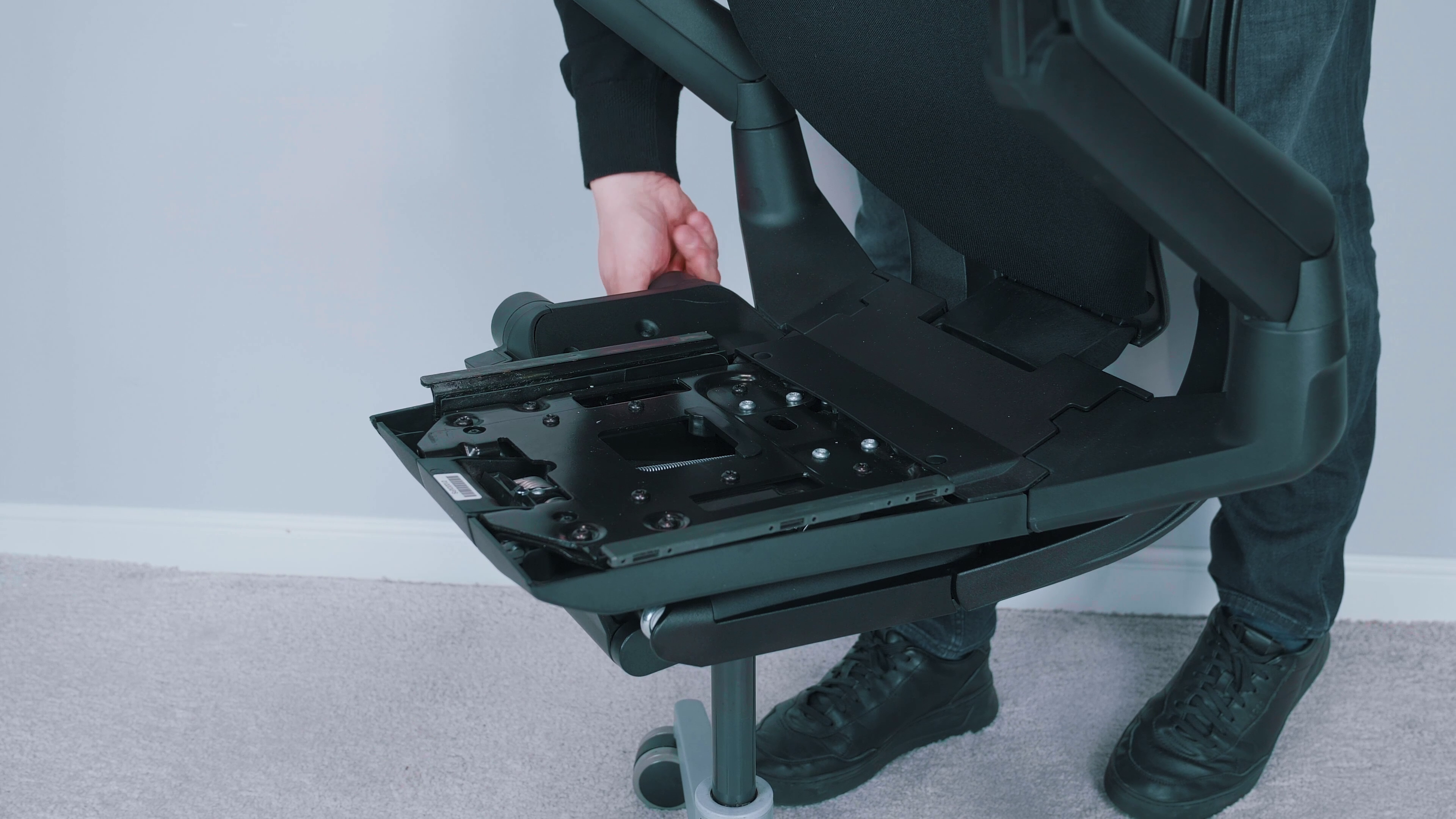Recenzja fotela biurowego Steelcase Gesture – czy to naprawdę voted best office chair? 2 Zawansowany i dopracowany mechanizm Steelcase Gesture. Źródło: Brastech