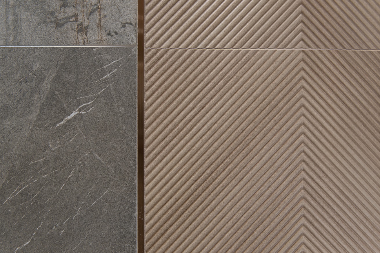 Szare płytki z imitacją kamienia zestawione z imitacją drewna z jodełkę, połączone jasną fugą