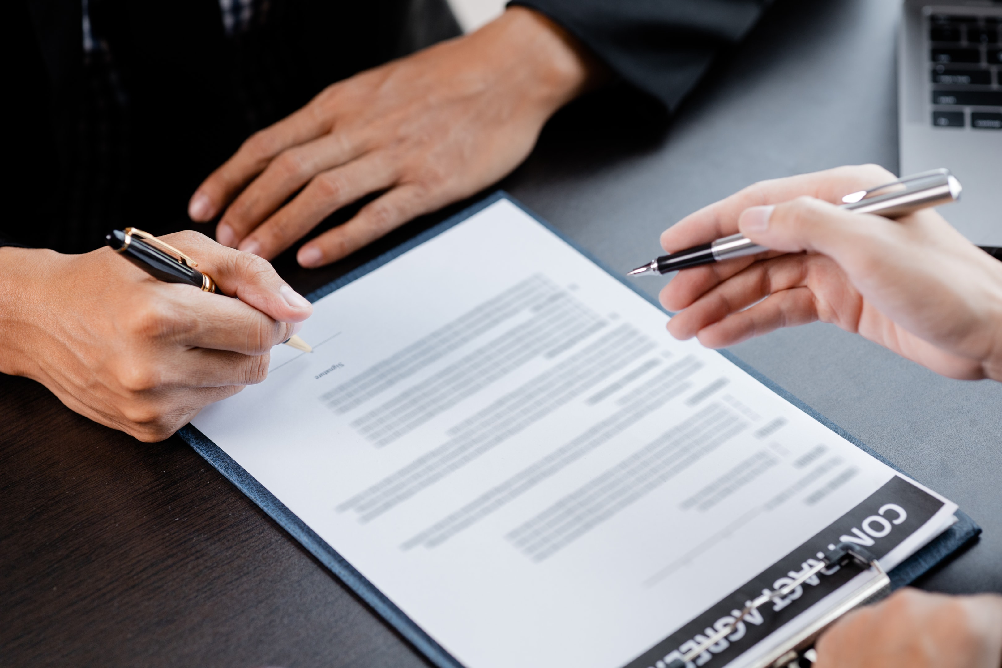 Umowa ustanawiająca służebność staje się między stronami prawem którego treść odpowiadać musi przepisom o służebnościach osobistych, z uwzględnieniem odpowiedniego stosowania przepisów o służebnościach gruntowych.