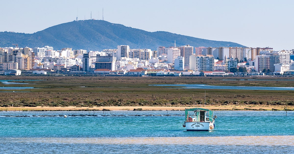 A view of a boat tour in Algarve