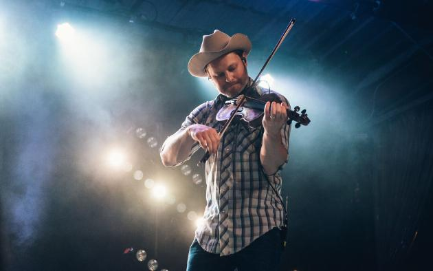 Kyle Nix, performing at Hochatown Saloon