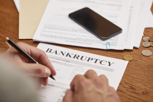 advantage and disadvantage of delcaring a chapter 7 bankruptcy