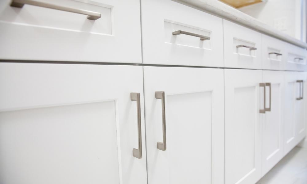 white shaker cabinet doors style