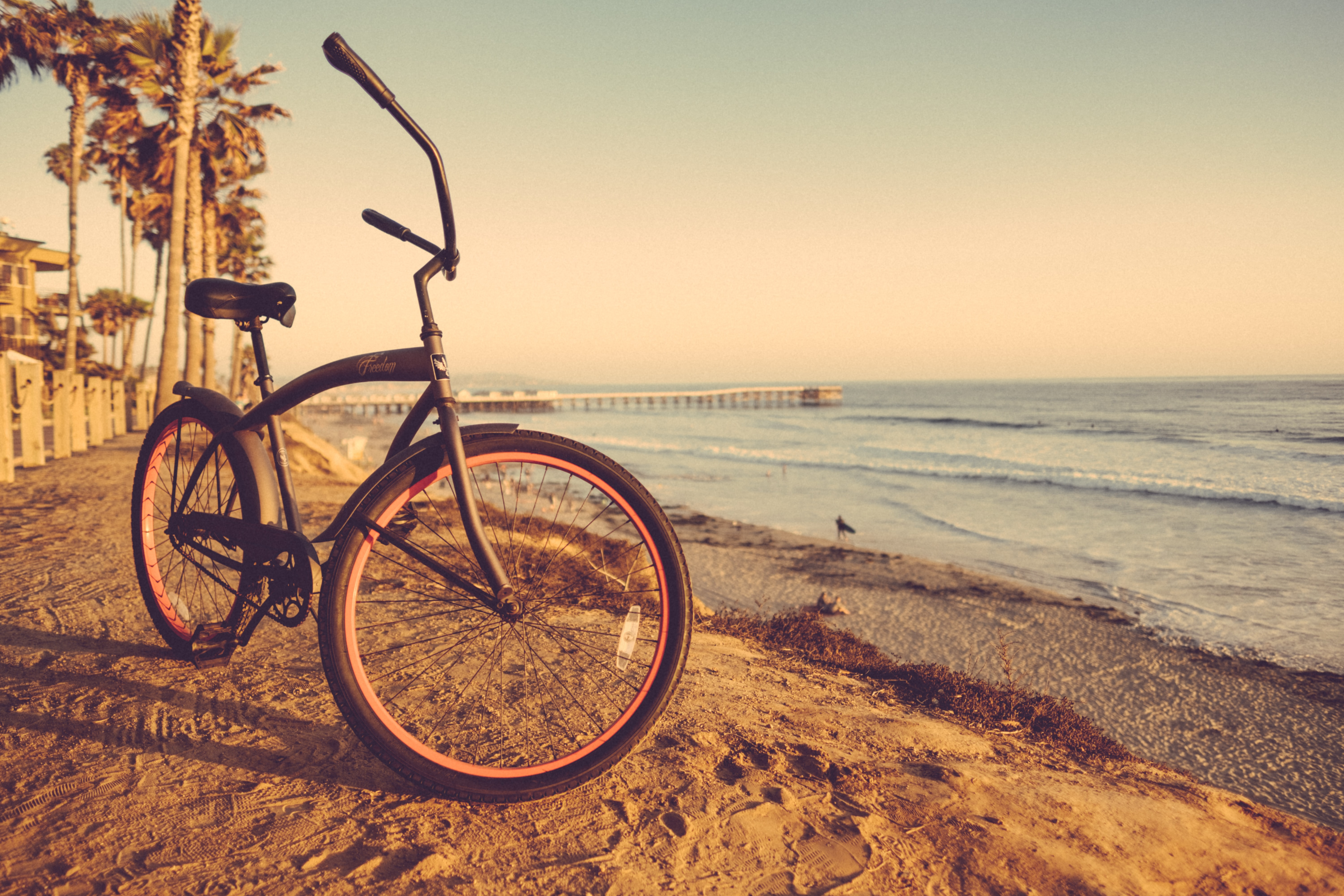 Bicicleta com guidão cruiser na praia. Foto: Unsplash