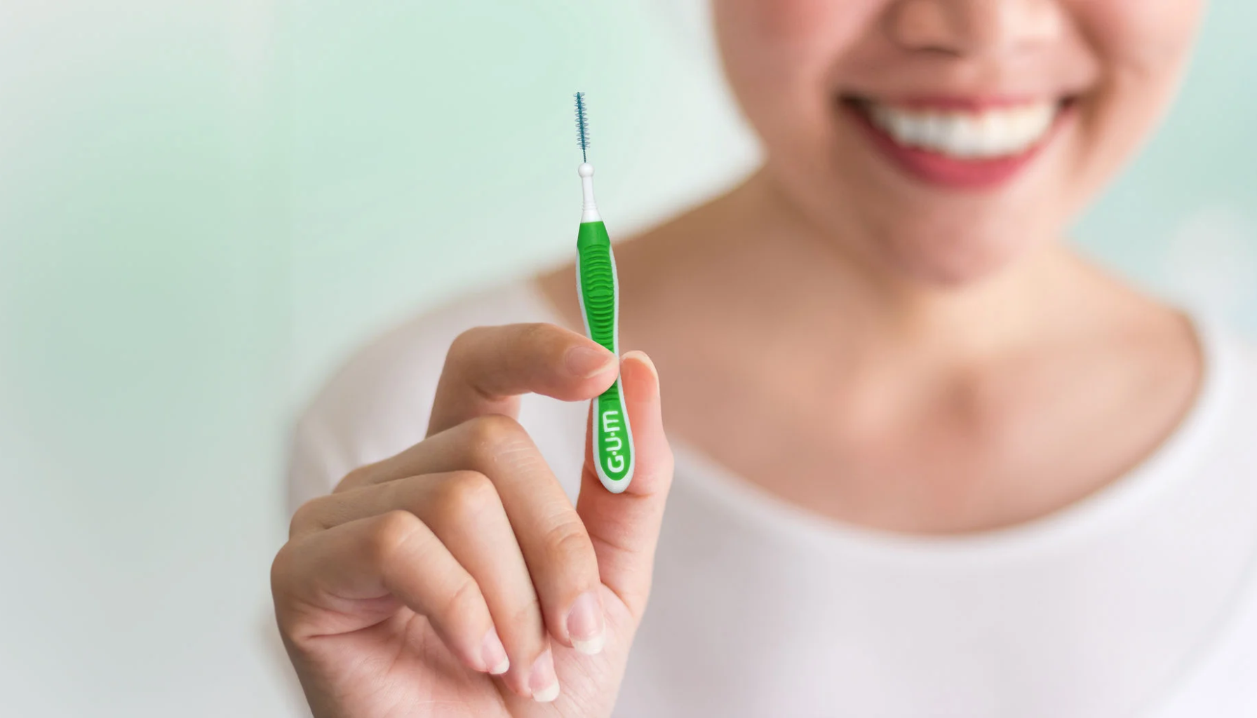 Person smiler og holder en grønn mellomromsbørste, brukt til rengjøring mellom tennene for bedre munnhygiene. mellomromsbørste legg i handlekurv 8 stk ulike størrelser vanlig tannbørste kr stk mellomromsbørster fjerne plakk tepe ekulf plackers tennene gum brukes logo kjøp størrelser børsten kommer børster størrelse produkter tenner rengjøring produktet flere børste god bruk mer mellomrom gjør bruker tannkjøtt gir lager bruke plakk skaft grep filter tannregulering klarna hylster plastbelagt implantat visa vipps mastercard hull skånsom forebygger velg fjern