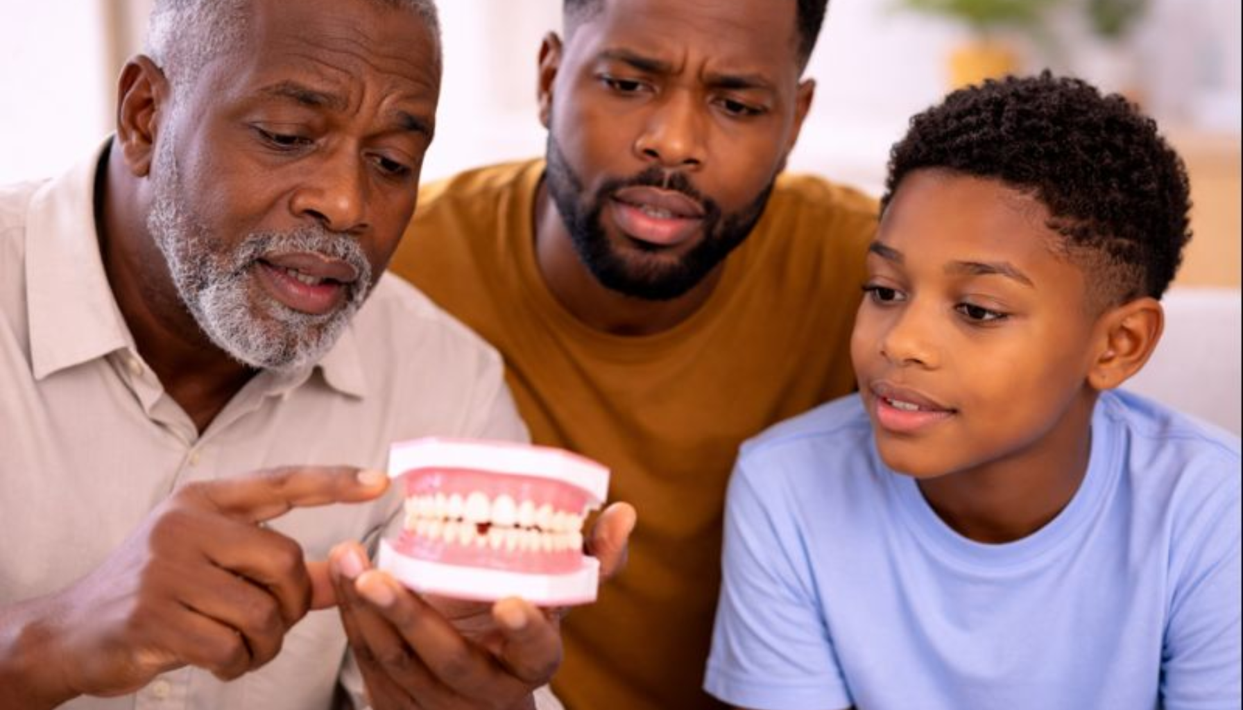 Pyrea Arvelig: Når Genene Øker Risikoen for Tannkjøttsykdom 11 Familie i flere generasjoner ser på tannmodell, illustrerer arvelig risiko for tannkjøttsykdom.