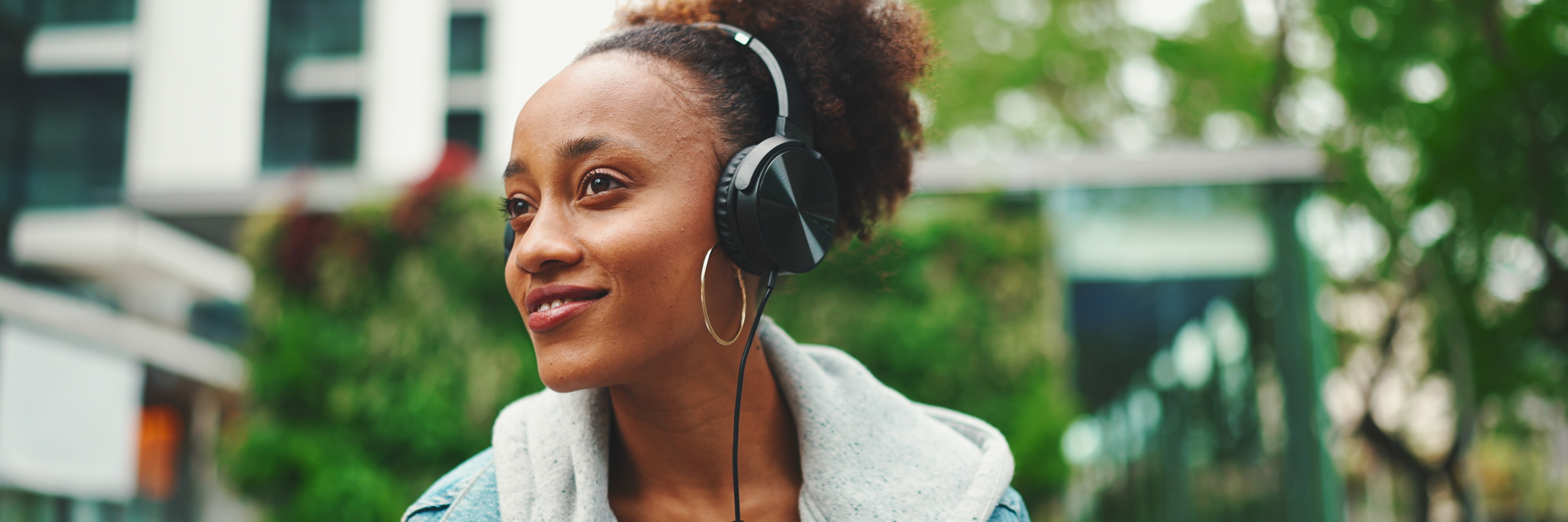 Custom earphones as tech gifts - corporate gifts - perfect choice 