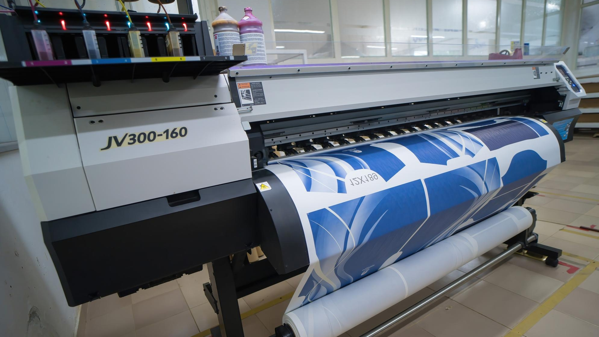Ein Farbsublimationsdrucker, der ein Vollfarbbild auf einen Polyesterstoff druckt