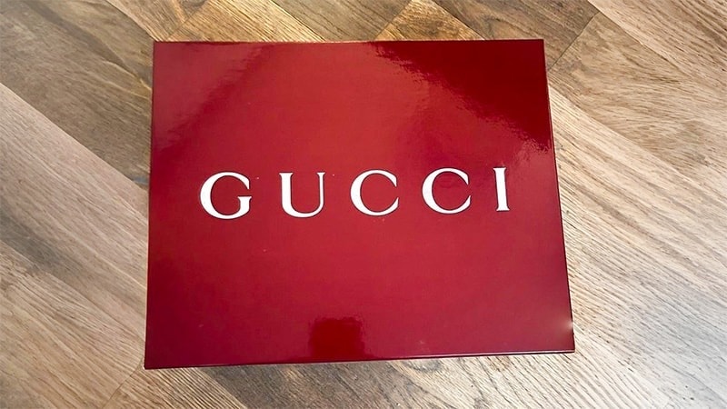 High gloss varnish coating on the Gucci box