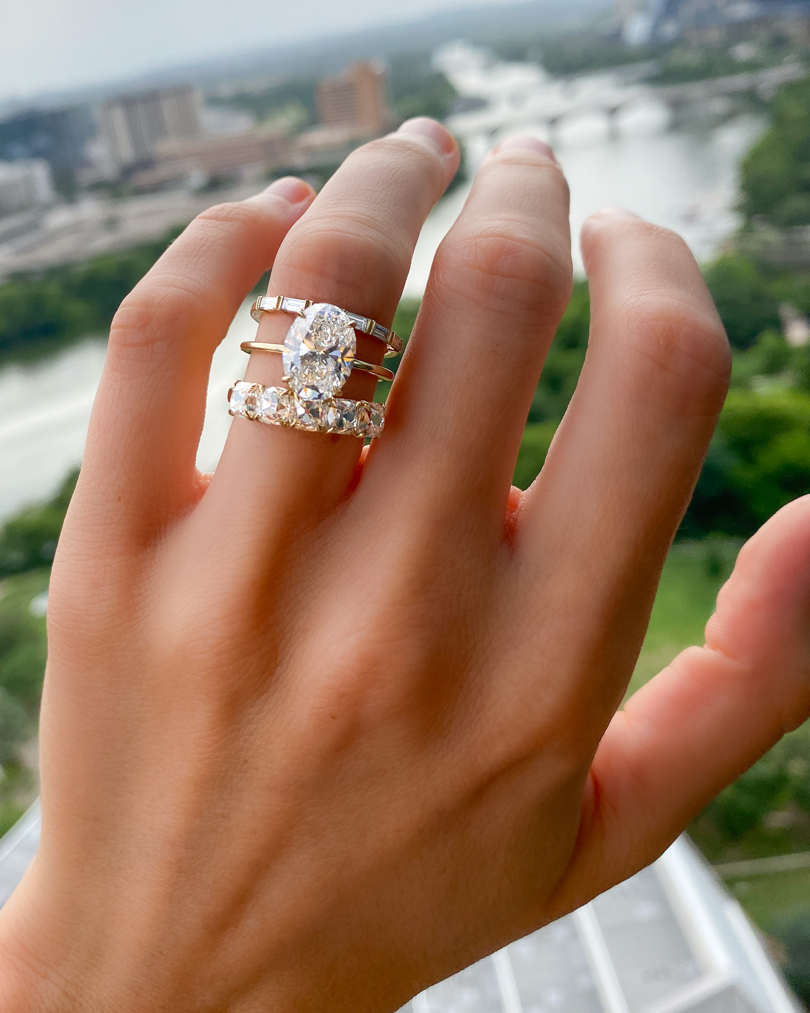 Un hermoso anillo de compromiso ovalado con un diamante en el centro.