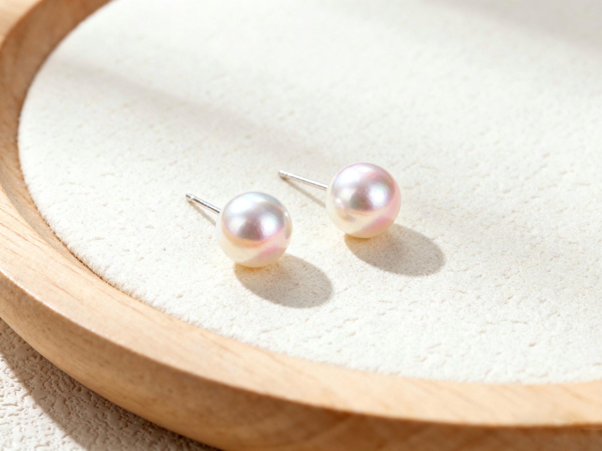 8mm pearl stud earrings are a symbol of elegance.