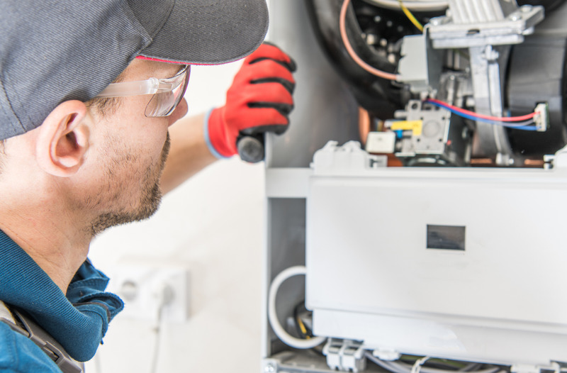 Installateur bei der Wartung einer Gasheizungsanlage.
