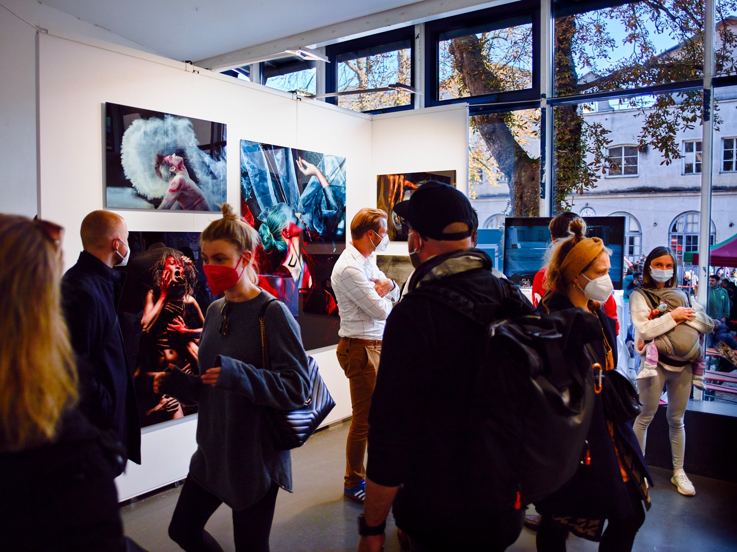 Besucher bei dem Stand von TimoRedForest auf der Stroke Art Fair in München