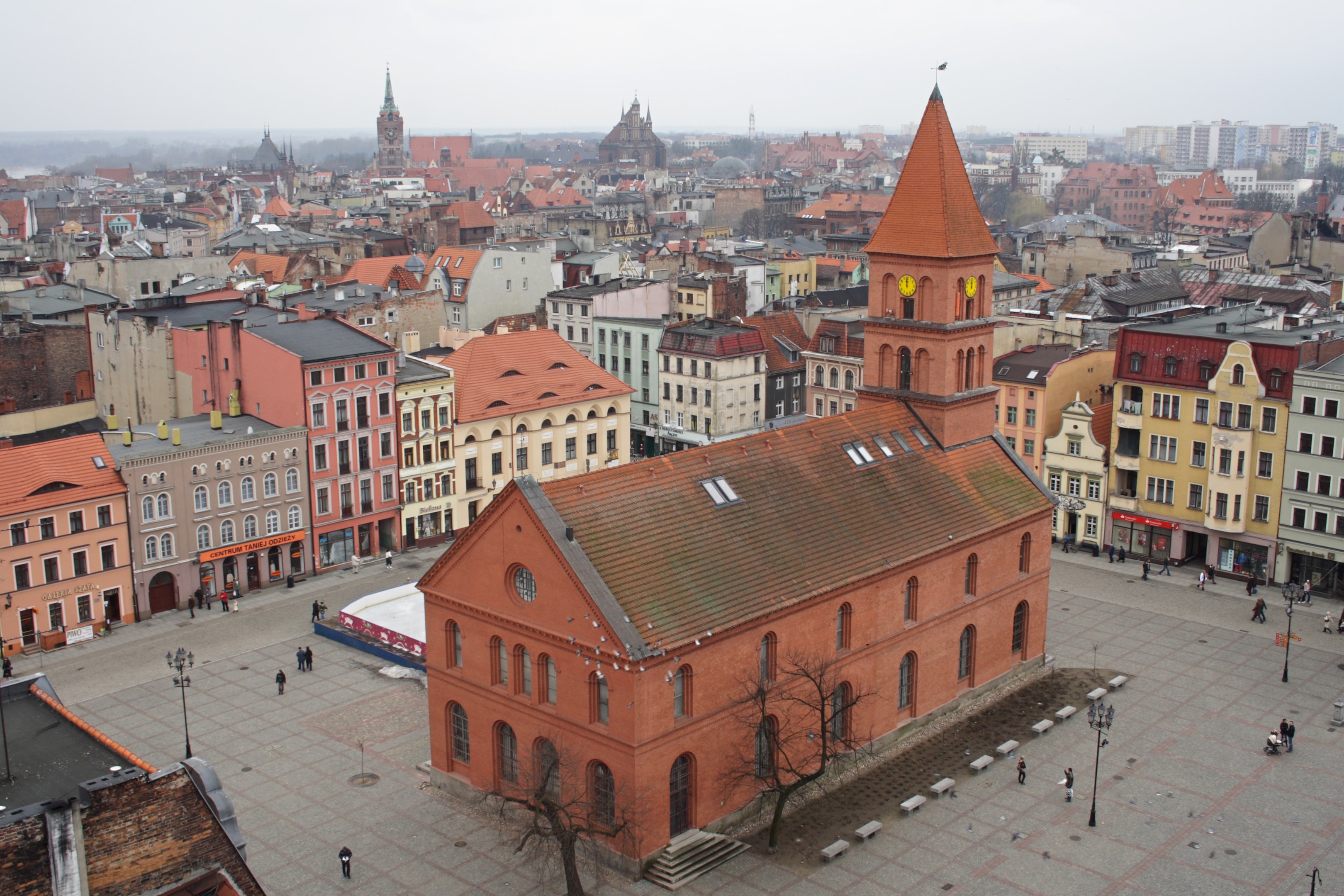 Widok z lotu plata na Rynek Nowomiejski w Toruniu wraz z jego zabudową. Źródło: https://commons.wikimedia.org/wiki/File:Torun_Rynek_Nowomiejski_z_Jakuba.jpg