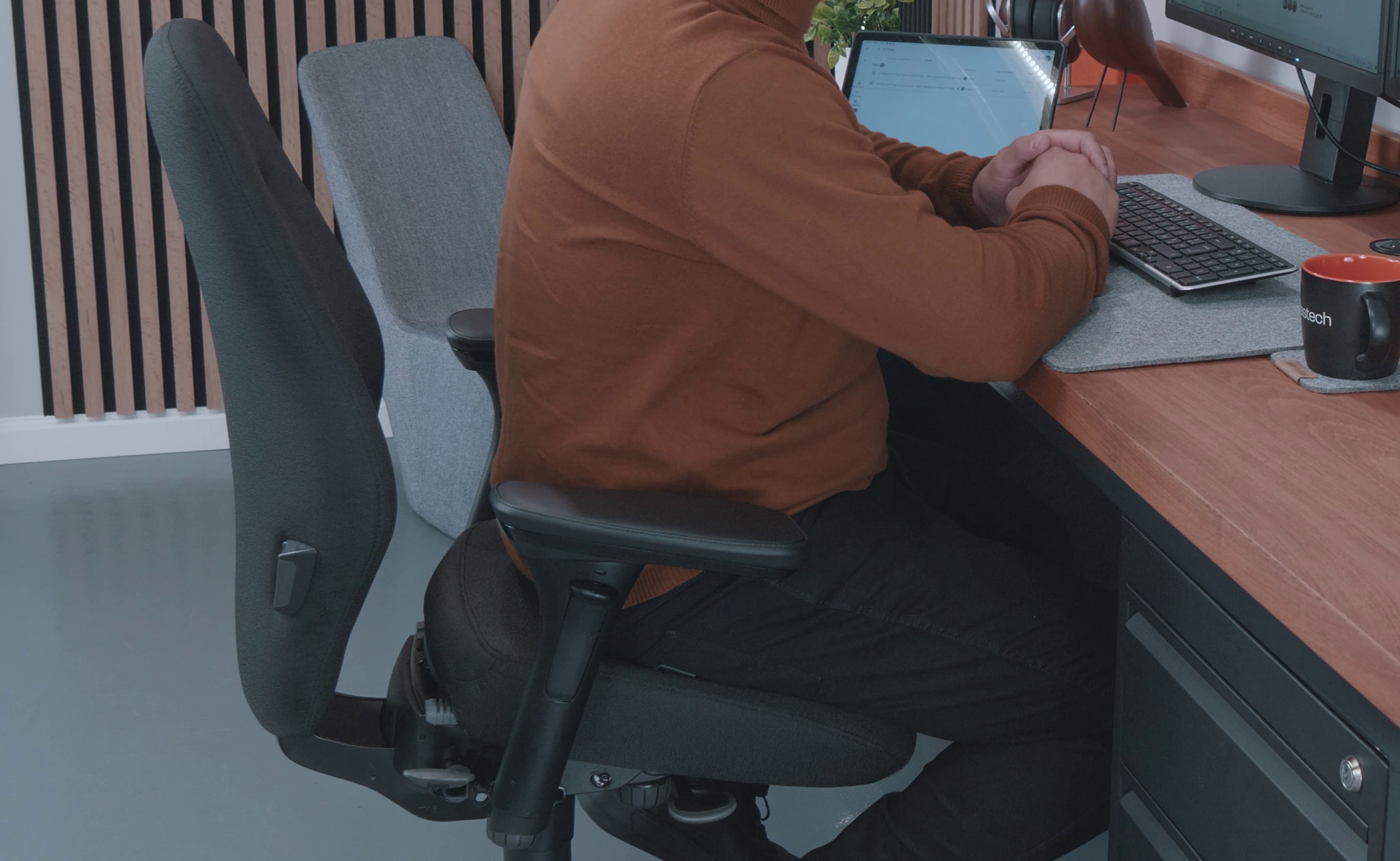 Free Float vs Synchrone – który mechanizm w fotelach Kinnarps wybrać? 2 Ujemny kąt siedziska w systemie Free Float. Źródło: Brastech