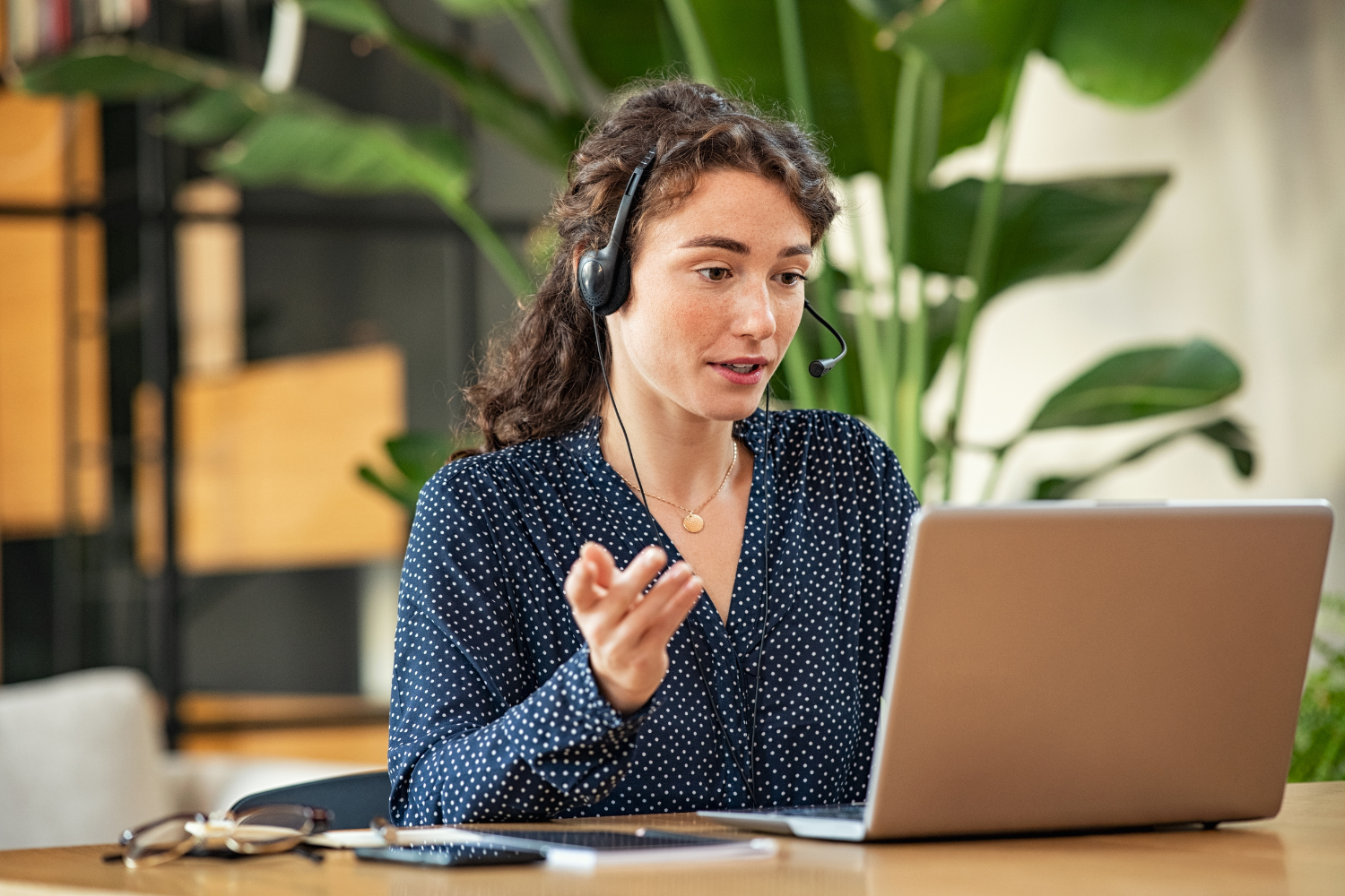A manager using respectful body language and a team member responding with polite gestures in a one-on-one meeting.
