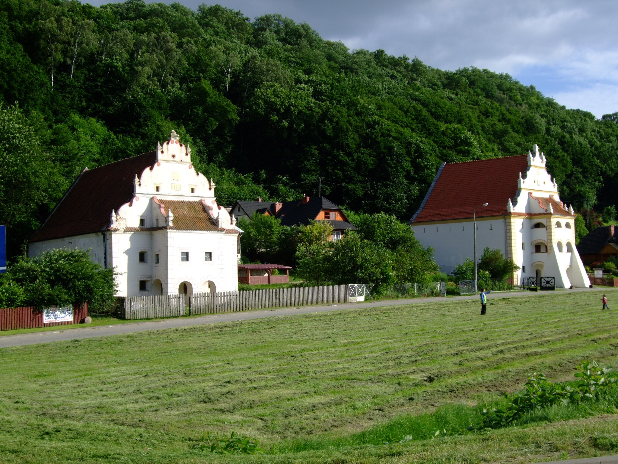 Spichlerze w Kazimierzu Dolnym (źródło: https://commons.wikimedia.org/wiki/File:2_spichlerze_Kazimierz_Dolny.JPG)