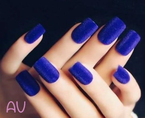 unghie di velluto blu