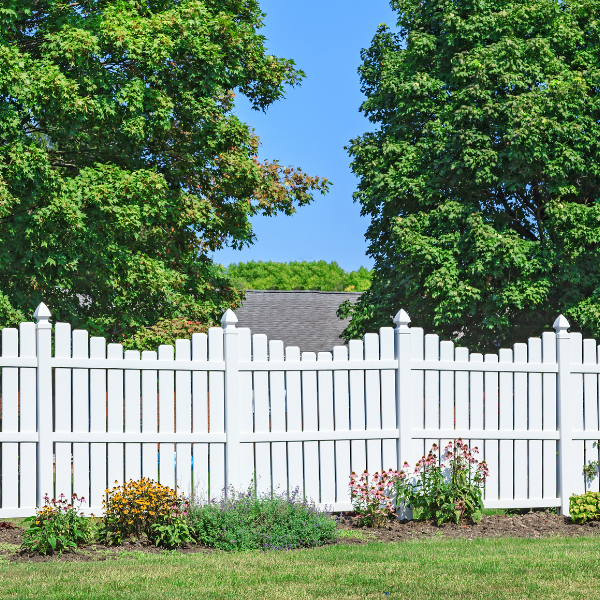 An image showing a vinyl fence in a Phoenix neighborhood.