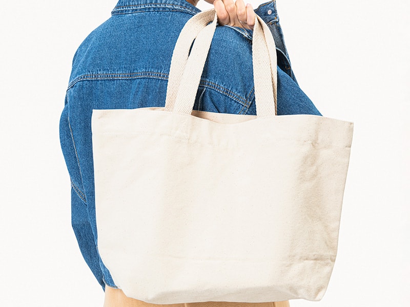 Women with a white canvas tote bag