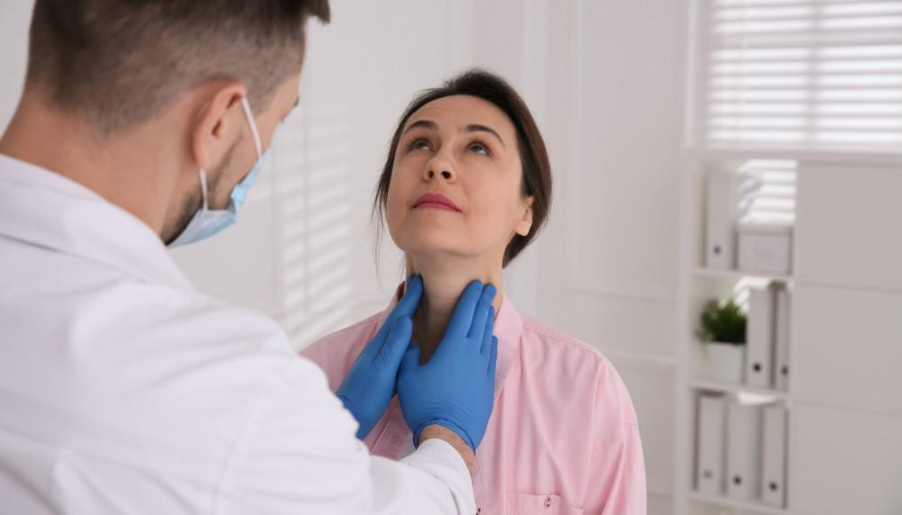 Lege undersøker kvinnens hals ved å palpere skjoldbruskkjertelen under konsultasjon. struma lavt stoffskifte høyt stoffskifte forstørret skjoldbruskkjertel skjoldbruskkjertelen behandling knutestruma symptomer hos knuter pasienter stoffskifte sykdom tsh store ultralyd halsen hypertyreose årsaker forstørret andre kjertelen jod hypotyreose bør spesielt lavt årsaken pasienten kreft føre økt skjoldbruskkjertel jodmangel flere normalt ofte undersøkelse vanlig vanligste får tyreoiditt høyt sjelden utvikling toksisk tilfeller lite norge oftest eldre forekomme gir vanligvis blant tilstand lett mer kvinner nødvendig strumaer fleste størrelse jodinntak normal stor samtidig behandlingen ganger personer grunn form høy aktuelt tegn menn vekst utredes betennelse godartede uvanlig