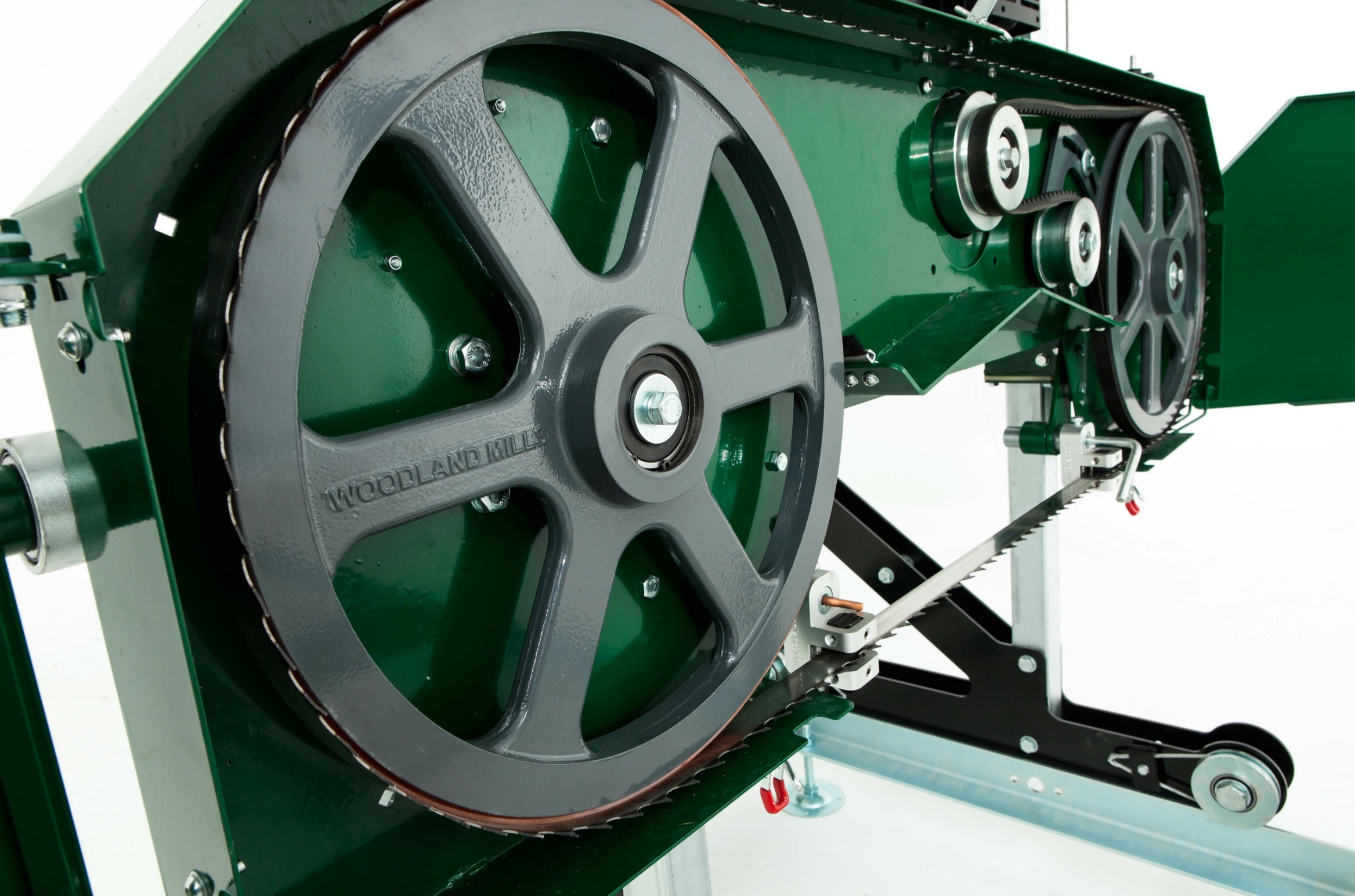 Les roues à bandes et les systèmes de courroies d'une scierie portable. 