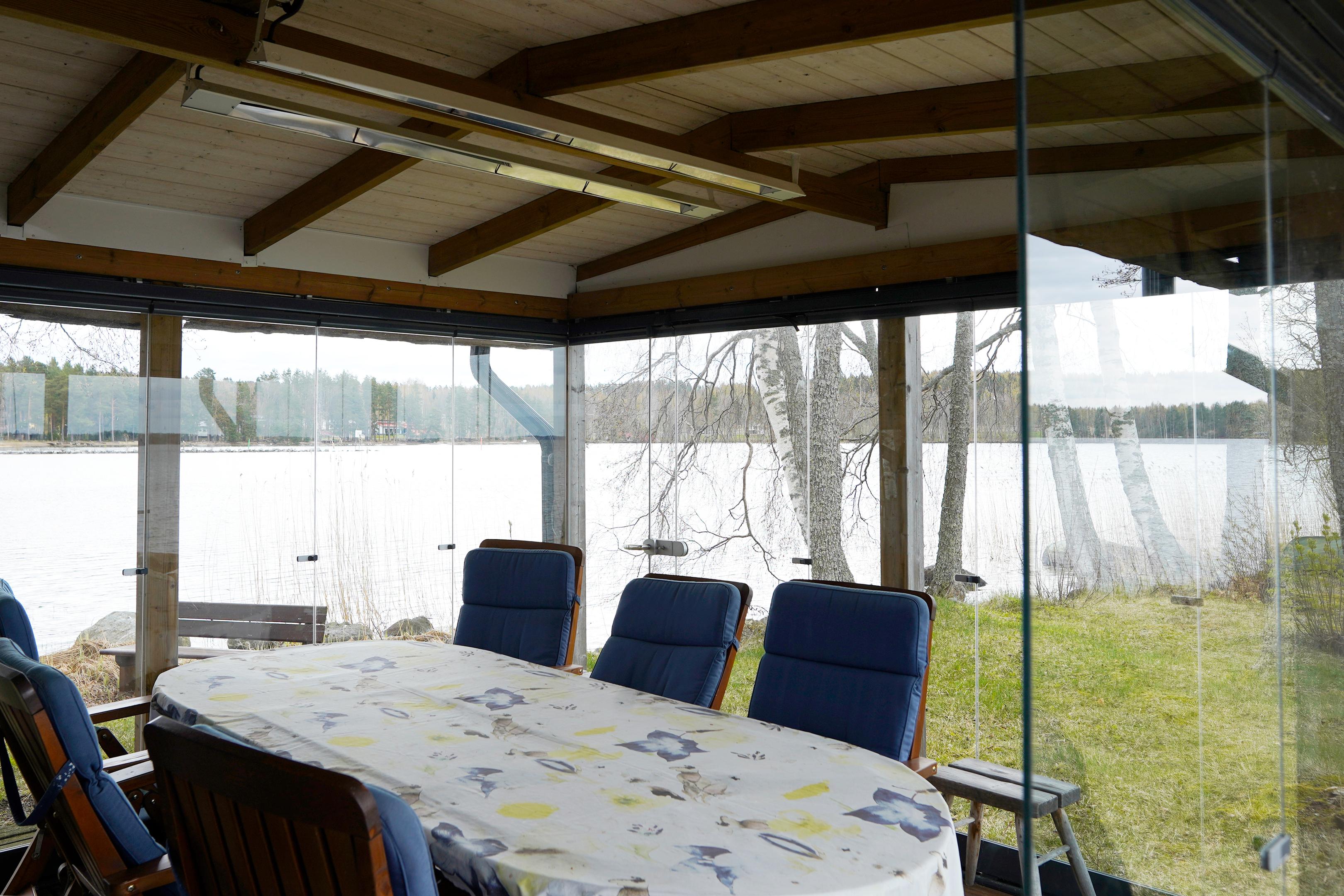 Lasiterassi ennen muodonmuutosta.