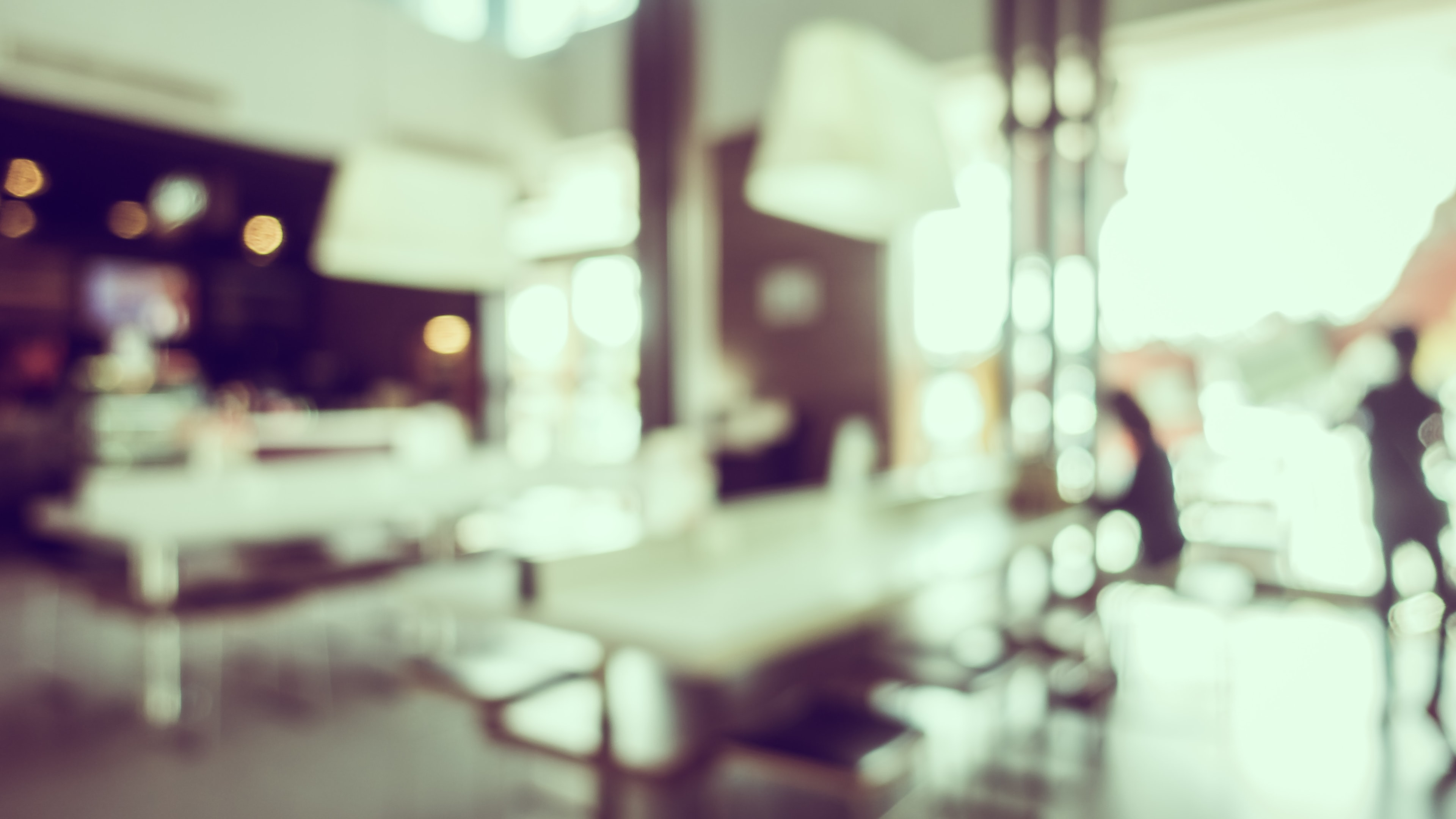 Minimalna wysokość lokalu usługowego, takiego jak na zdjęciu, to ważne zagadnienie w rozumieniu ogólnych przepisów bezpieczeństwa.