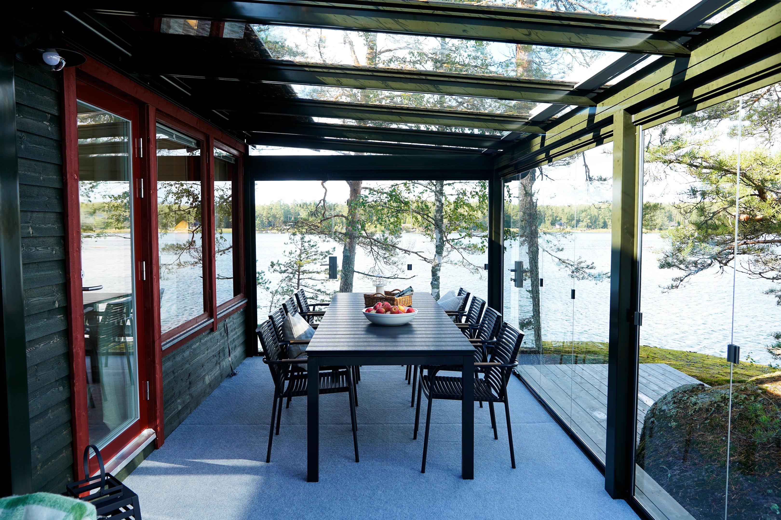 Terassille asennettiin lasiseinät.