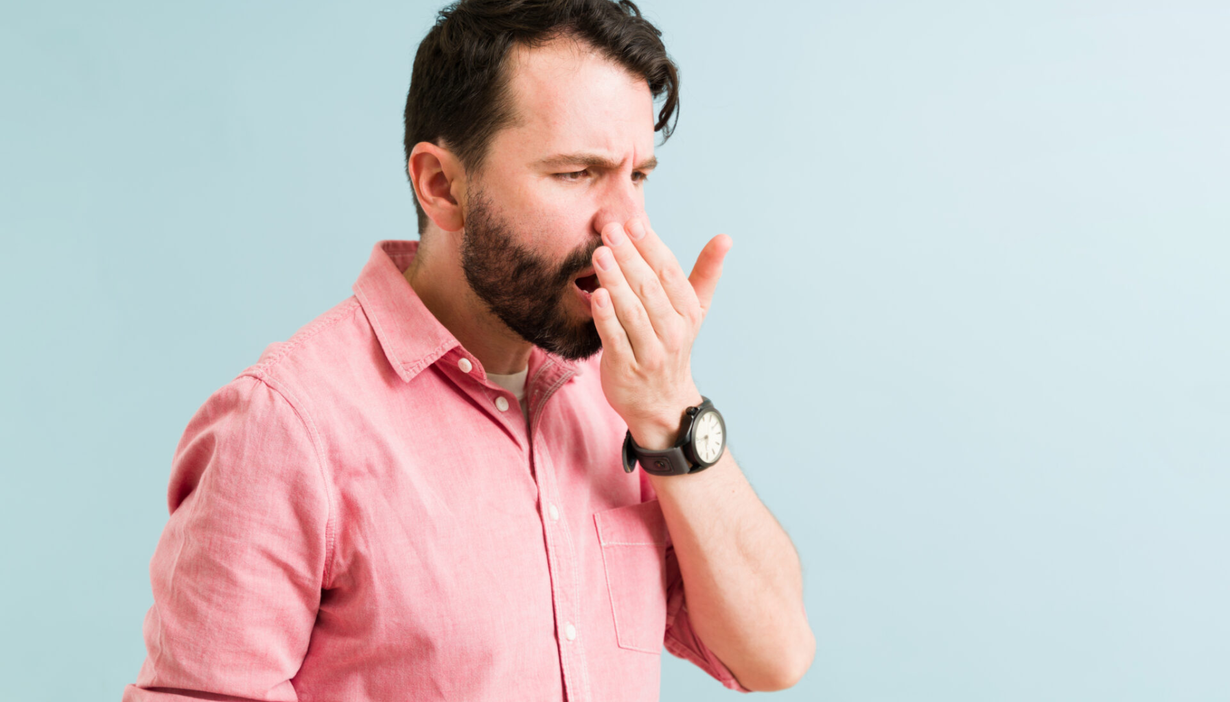 Aceton Ånde: Hva Den Spesielle Lukten Kan Betyr 11 Mann dekker munnen med hånden og gjesper, kan indikere dårlig ånde eller underliggende munnhelseproblemer hos voksne personer