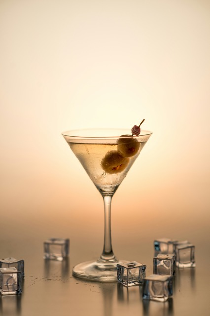 Martini cocktail met ijsblokjes