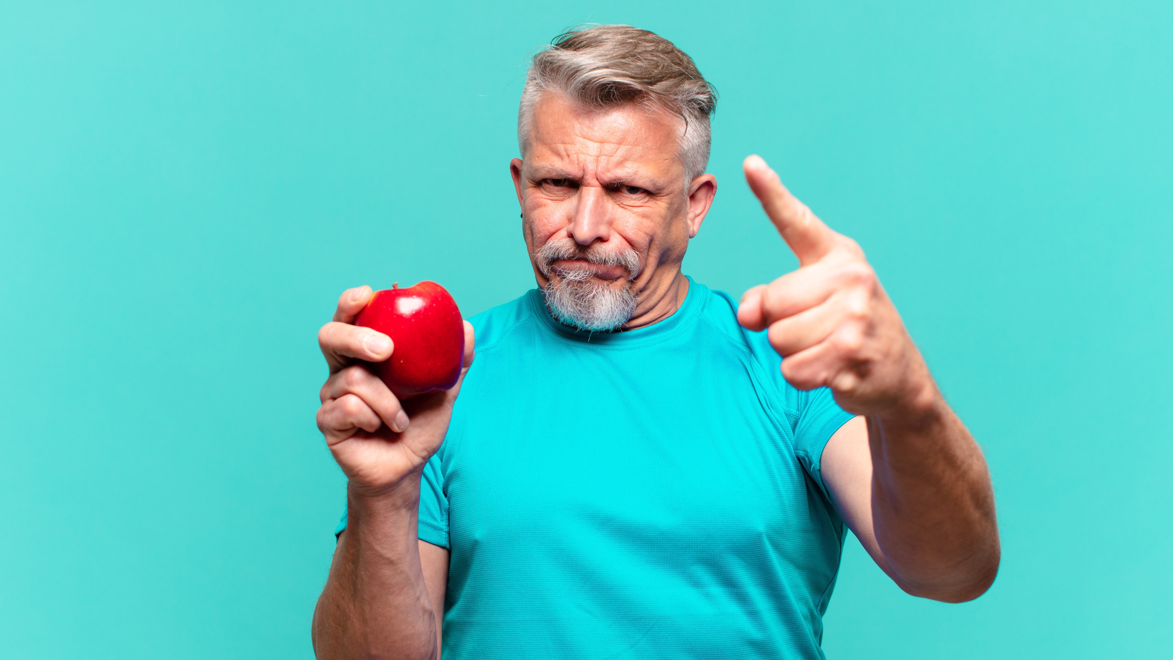 Zasady zbilansowanej diety na obniżenie cholesterolu są ważne zwłaszcza w starszym wieku, jak u mężczyzny na zdjęciu.