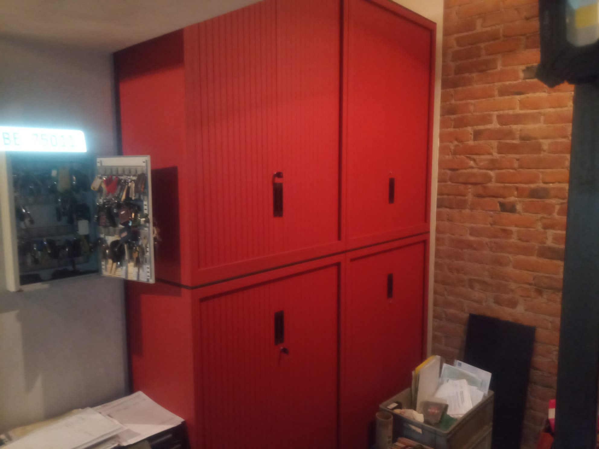 Żaluzjowe szafy – jakie mają zalety? 1 Zestaw szaf roletowych. Źródło: Brastech