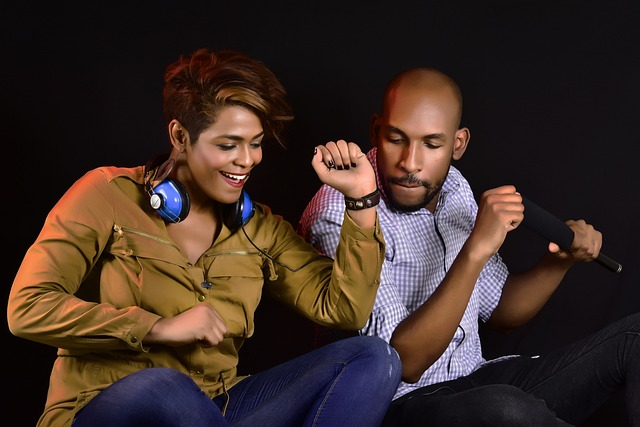 Hombre y mujer escuchando algo de música