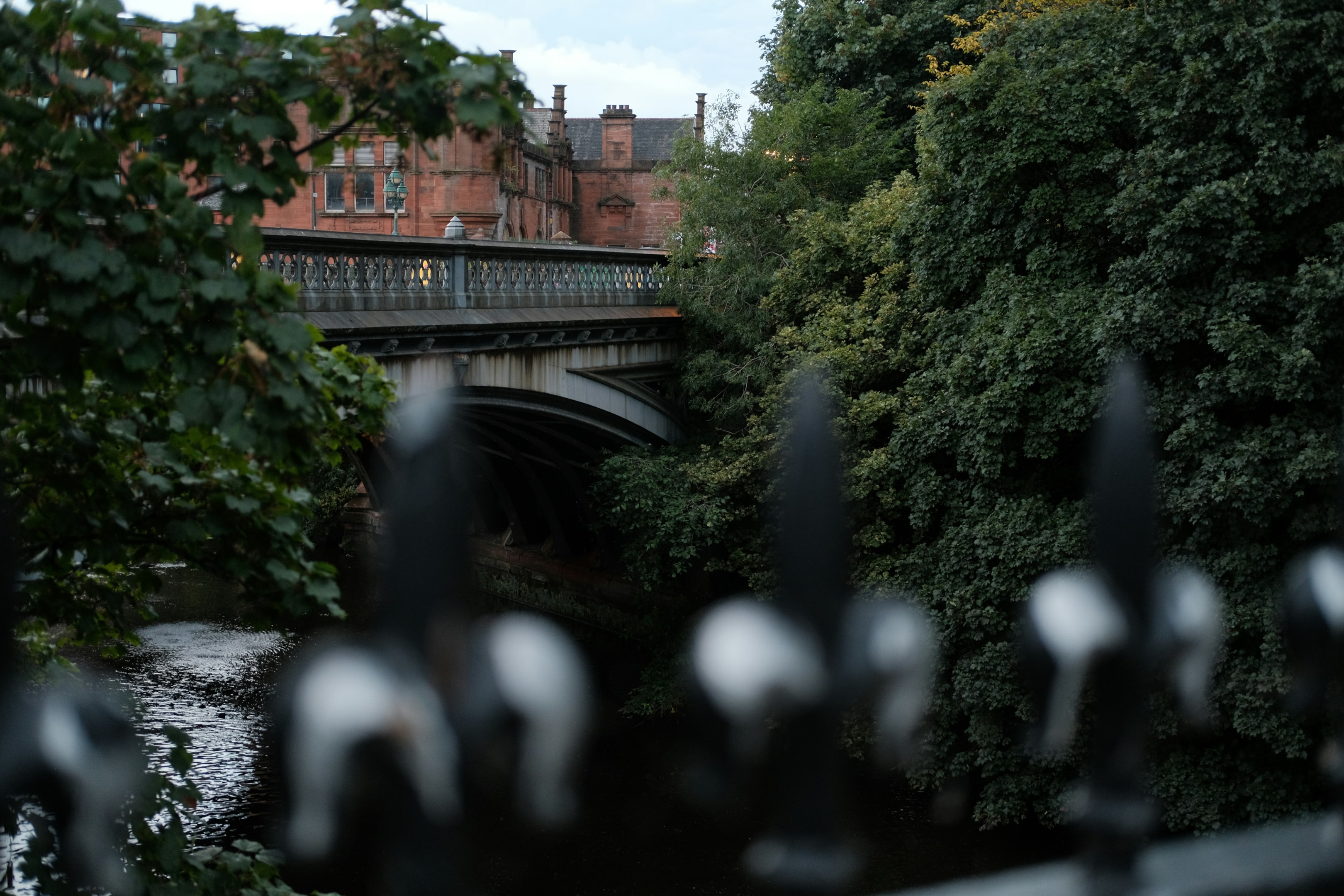 great western road and byres road lead you to kelvingrove park and other attractions 