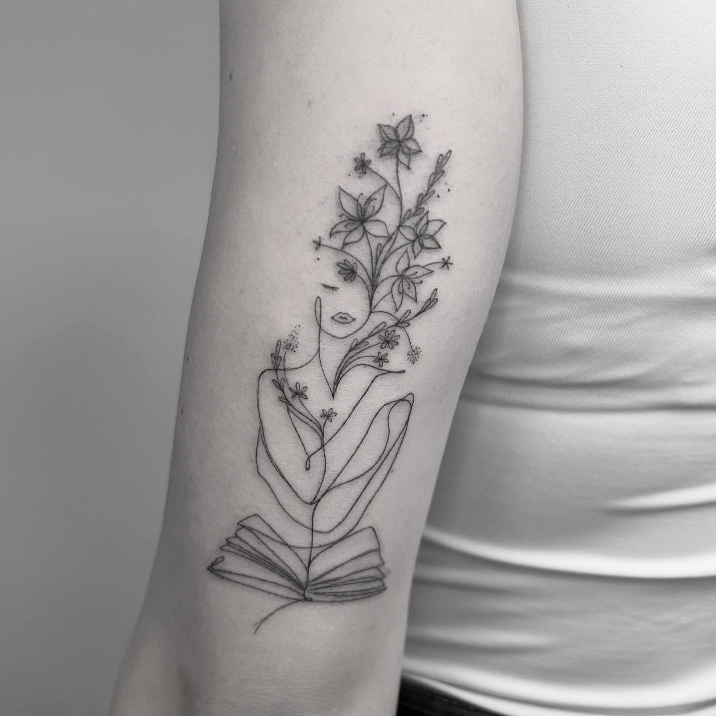 One line oder single line tattoo auf dem Arm