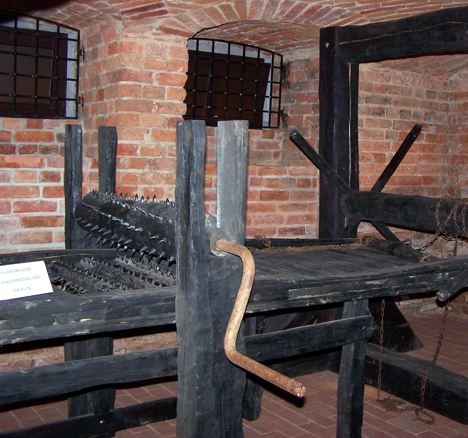 Muzeum Dawnych Tortur w Zielonej Górze (źródło: https://commons.wikimedia.org/wiki/File:Muzeum_Ziemi_Lubuskiej_-_Muzeum_Tortur_-_Madejowe_%C5%82o%C5%BCe_02-2.JPG)