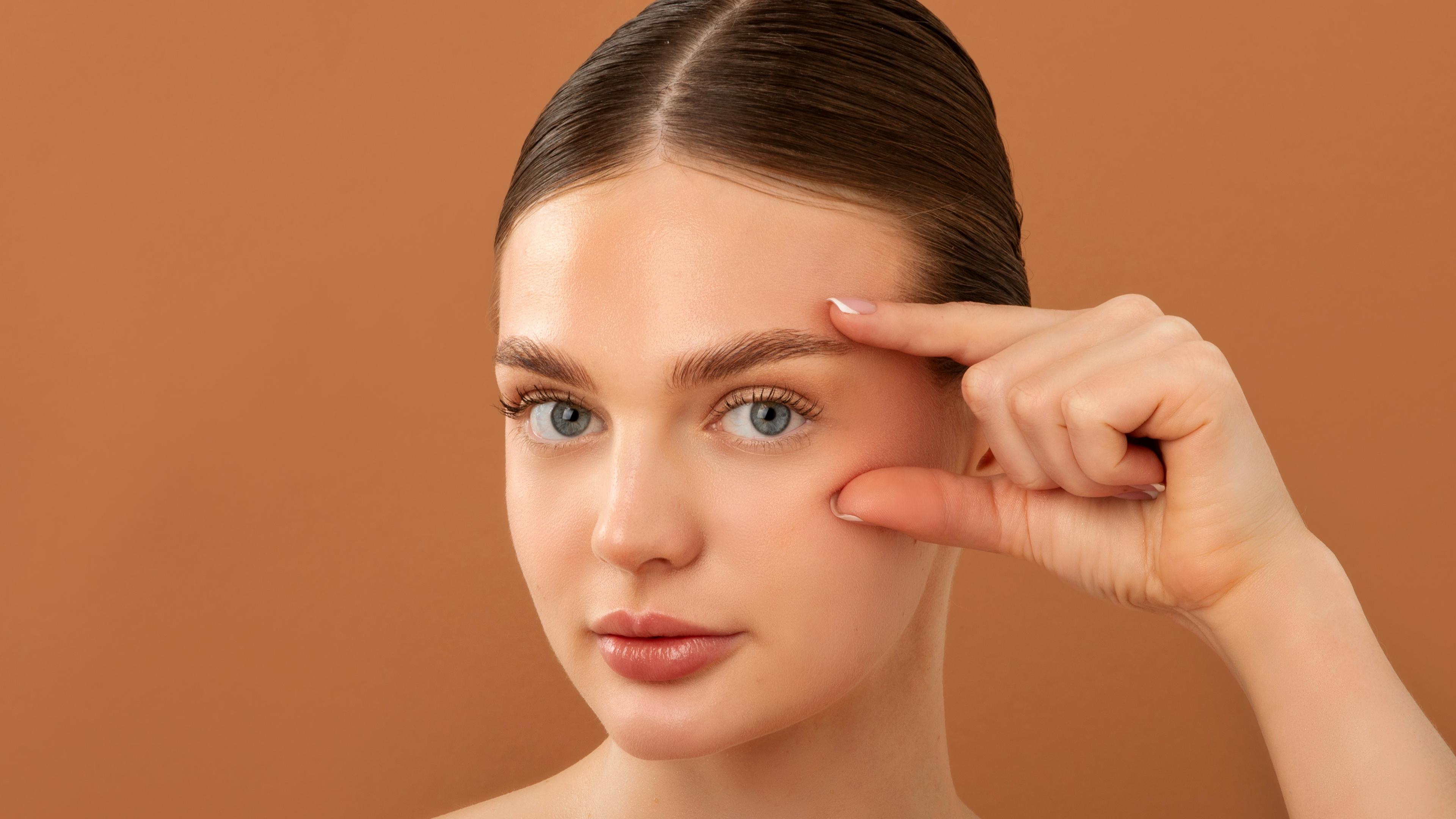 Plastyka powiek – blizny u kobiety na zdjęciu zniknęły.