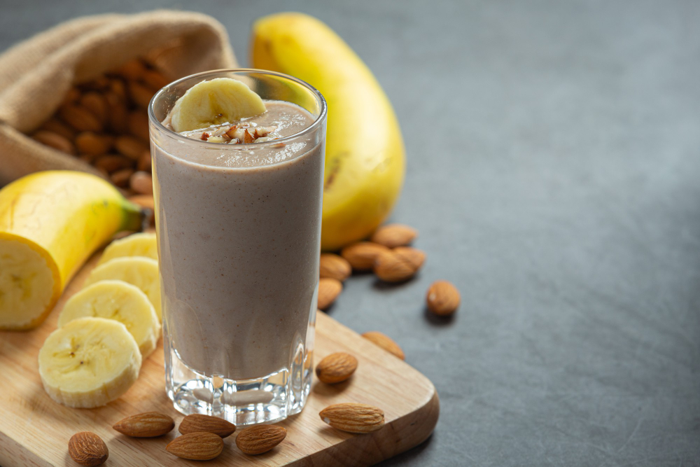 O whey protein hidrolisado pode ser utilizado no pré ou pós treino. Fonte da imagem: Freepik.
