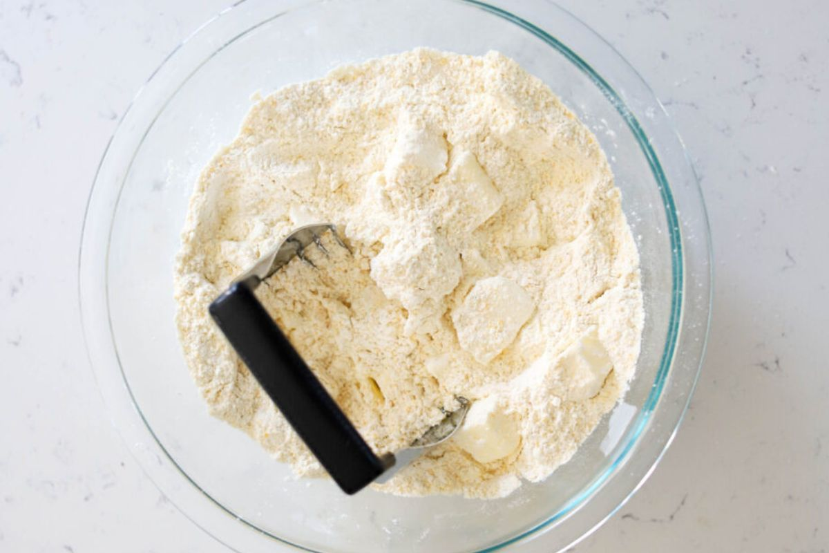 To make shortcrust pastry, you use rubbing-in method.