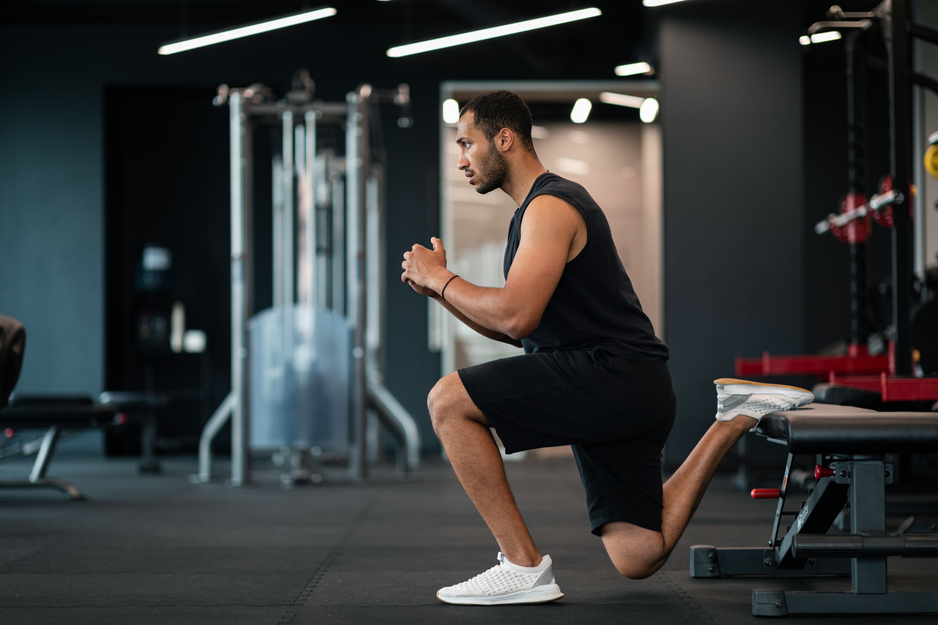 Un athlète pratiquant le squat.