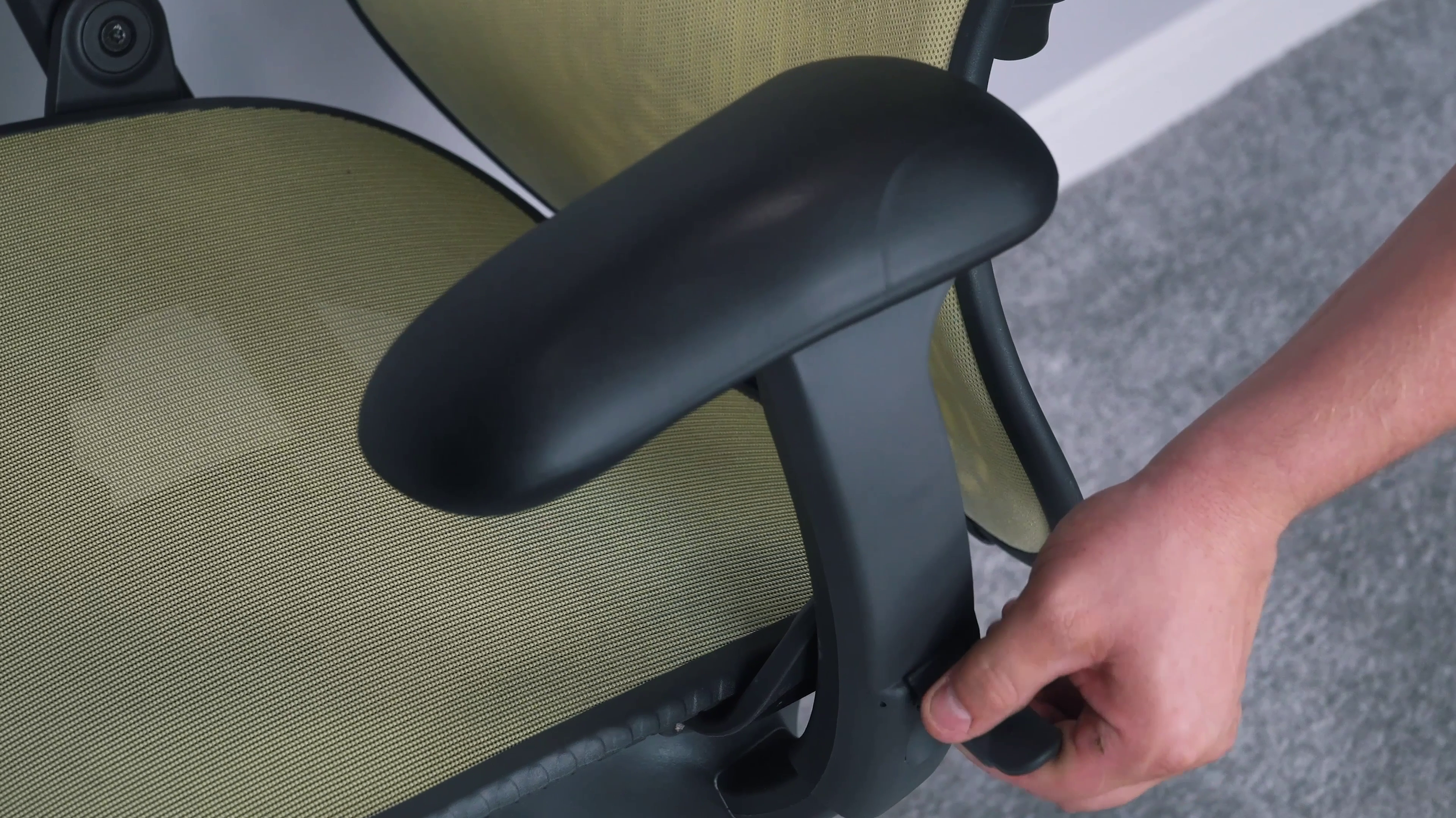 Regulacja fotela biurowego – słownik pojęć i praktyczny przewodnik 2 Zmiana ustawień w fotelu biurowym. Źródło: Brastech