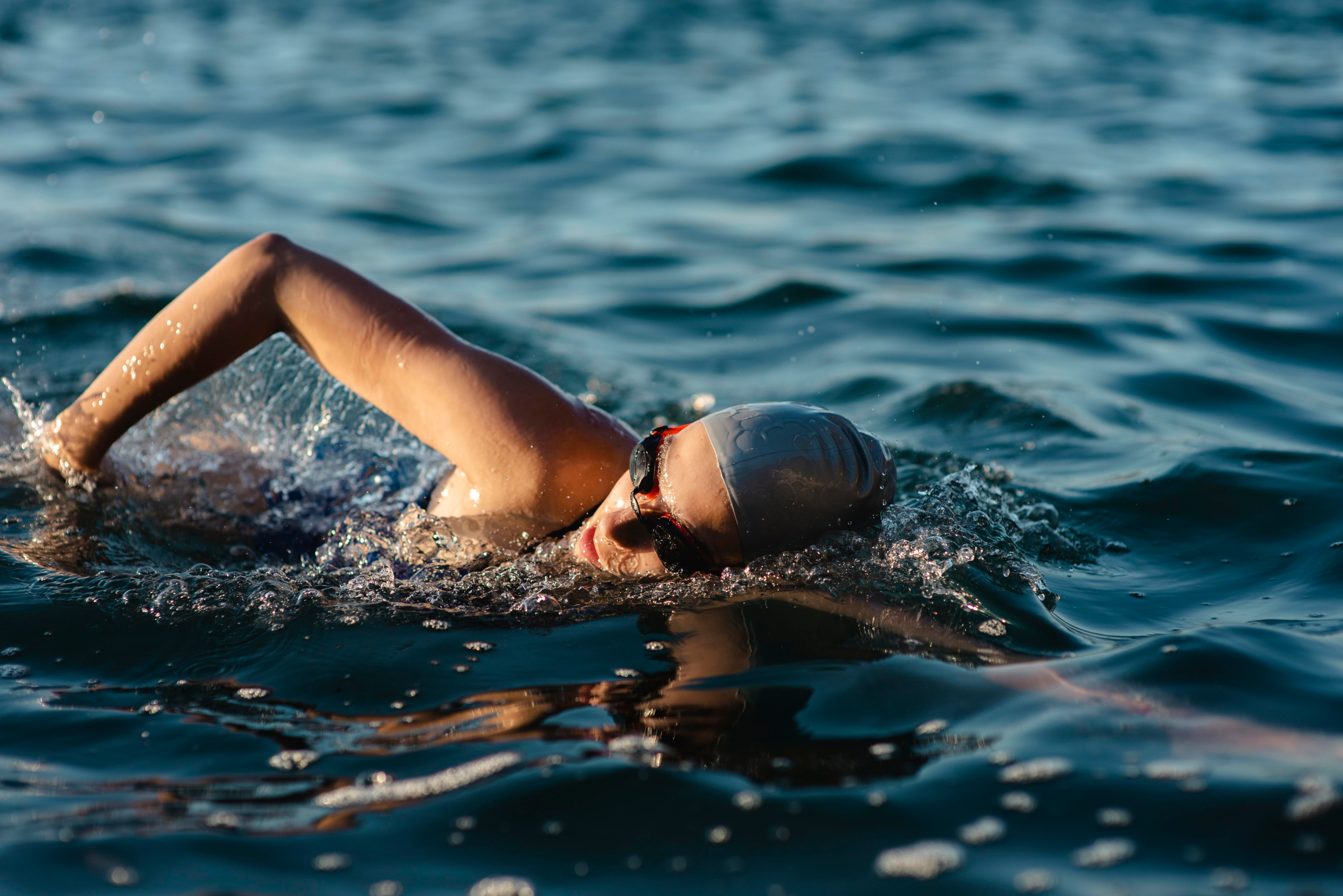 La natación tiene múltiples beneficios para su vida sexual.