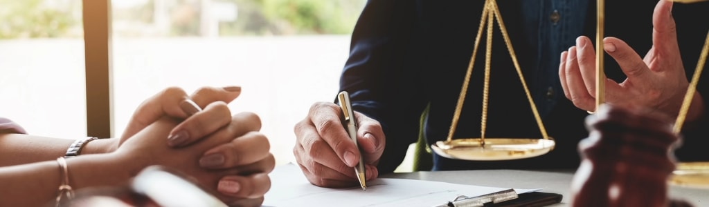 Image of a lawyer during a free consultation 