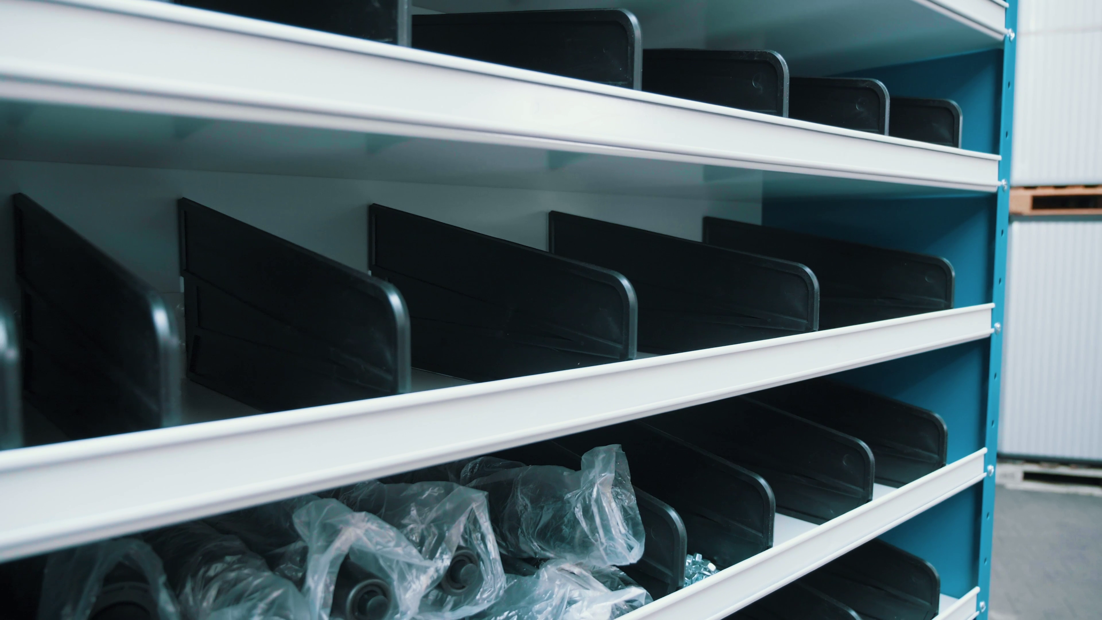 Regał z pojemnikami – kompletny przewodnik po systemach przechowywania do magazynu, warsztatu i domu 2 Przegrody w regale metalowym. Źródło: Brastech