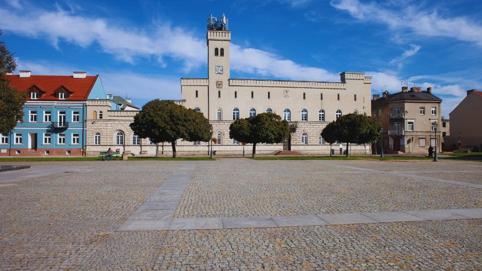 Radom - wypożyczalnia samochodów bez kaucji / canva