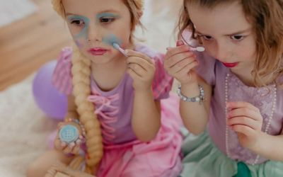 Girls enjoying their party eye shadow techniques