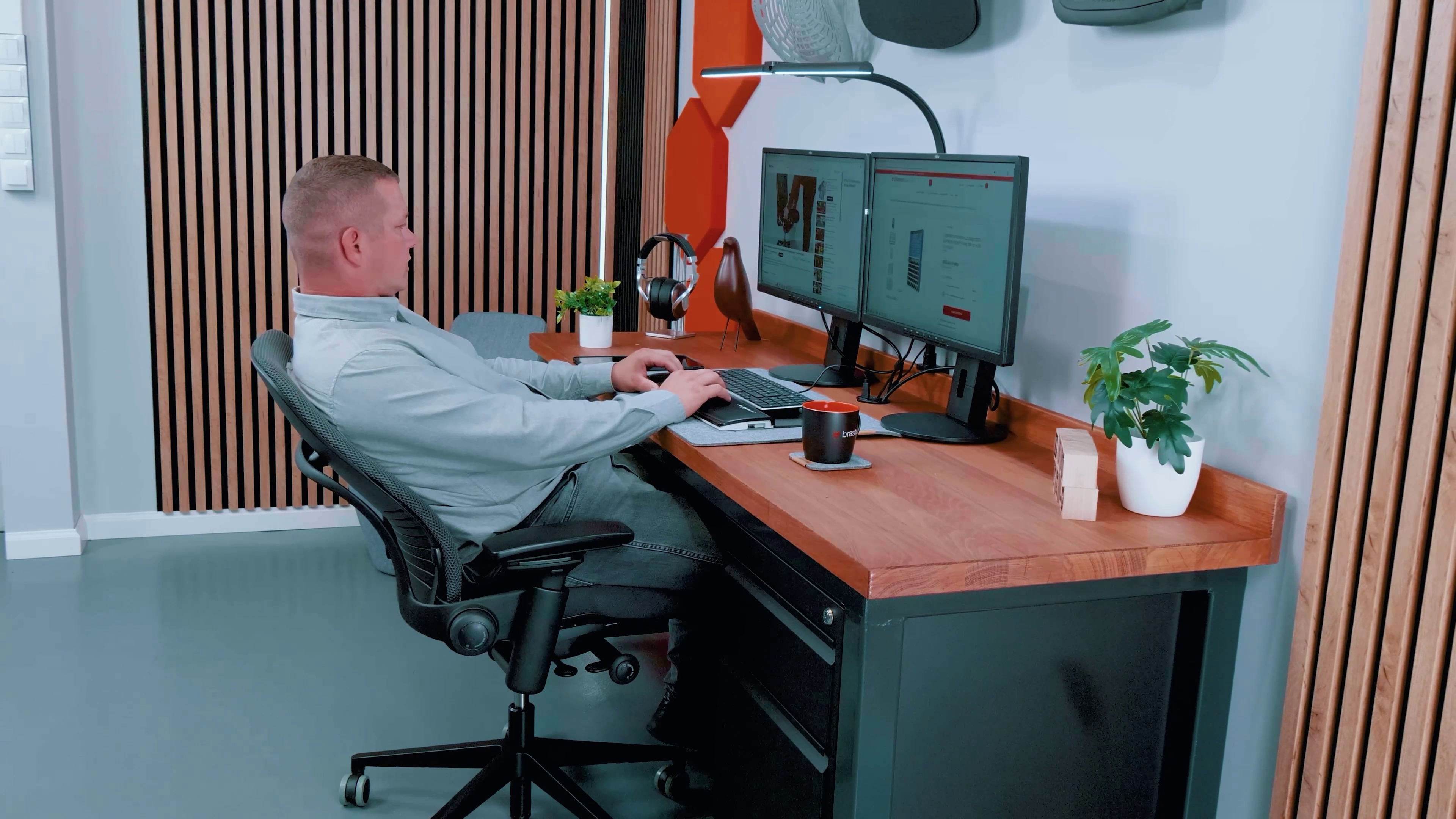 Ergonomiczny fotel biurowy – dlaczego prawdziwa ergonomia to ruch, a nie tylko regulacje? 1 Fotel ergonomiczny podczas pracy biurowej. Źródło: Brastech